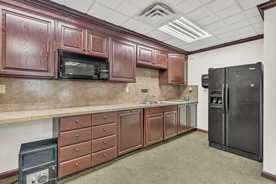 More Photos Of 7106 NW 39th Expy, Bethany Office For Lease