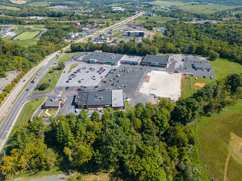 More Photos Of 744-766 N Lee Hwy, Lexington Unknown For Lease