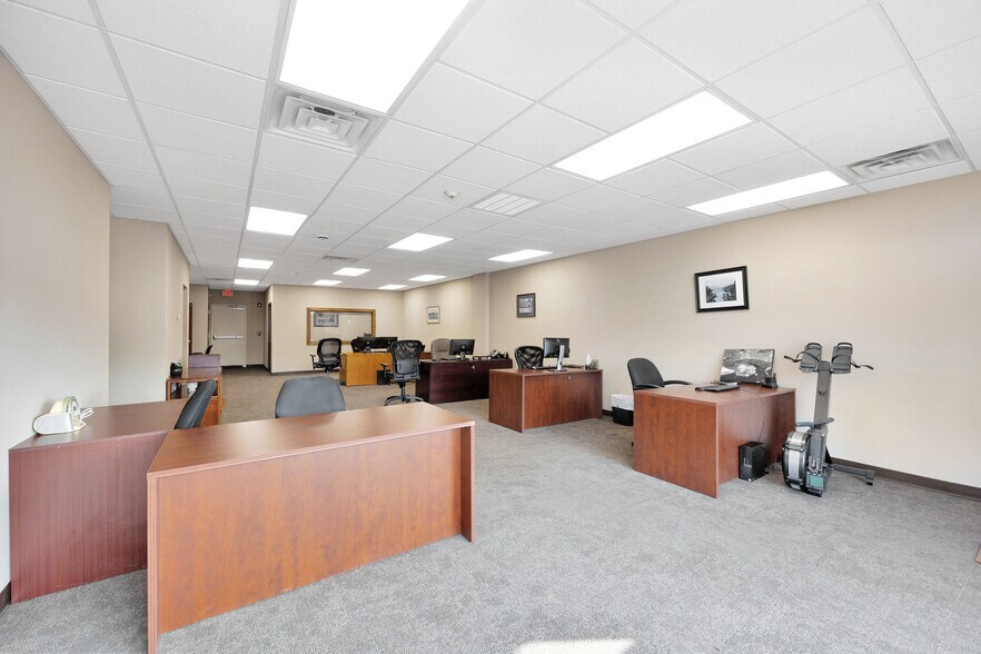 More Photos Of 245-249 W Montauk Hwy, Lindenhurst Office For Lease