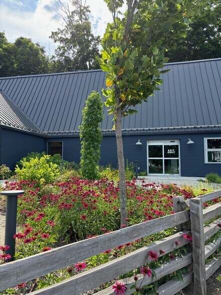 More Photos Of 600 E Putnam Ave, Cos Cob Freestanding For Lease