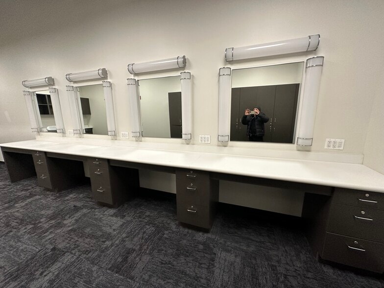 More Photos Of 382 Channel Dr, Port Washington Office For Lease