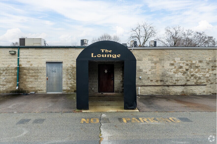 More Photos Of 241 Southbridge St, Worcester Bar For Sale