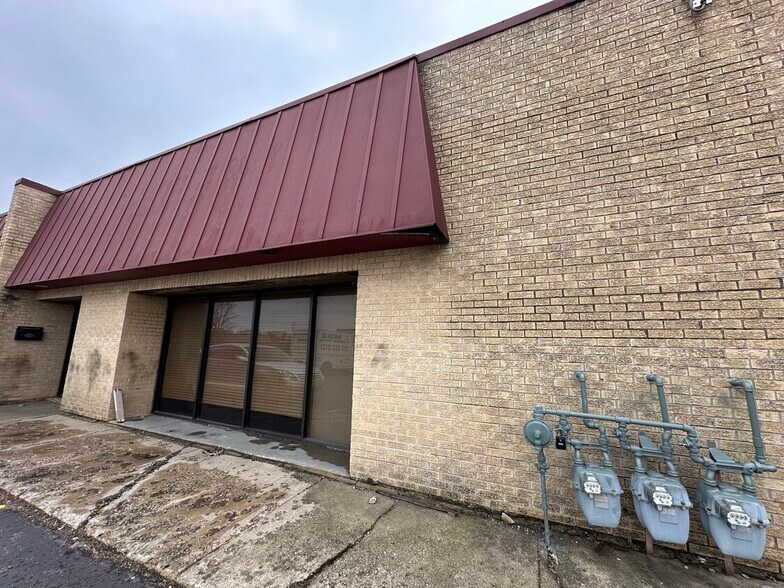 More Photos Of 1545-1549 Burgundy Pky, Streamwood Showroom For Lease