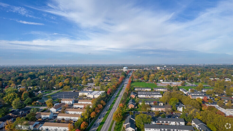 More Photos Of 1126 W Henderson Rd, Columbus Storefront For Sale