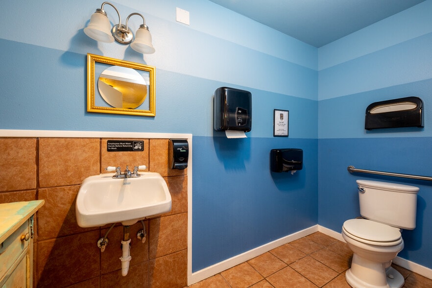 More Photos Of 4660 SE Highway 101, Lincoln City Restaurant For Sale