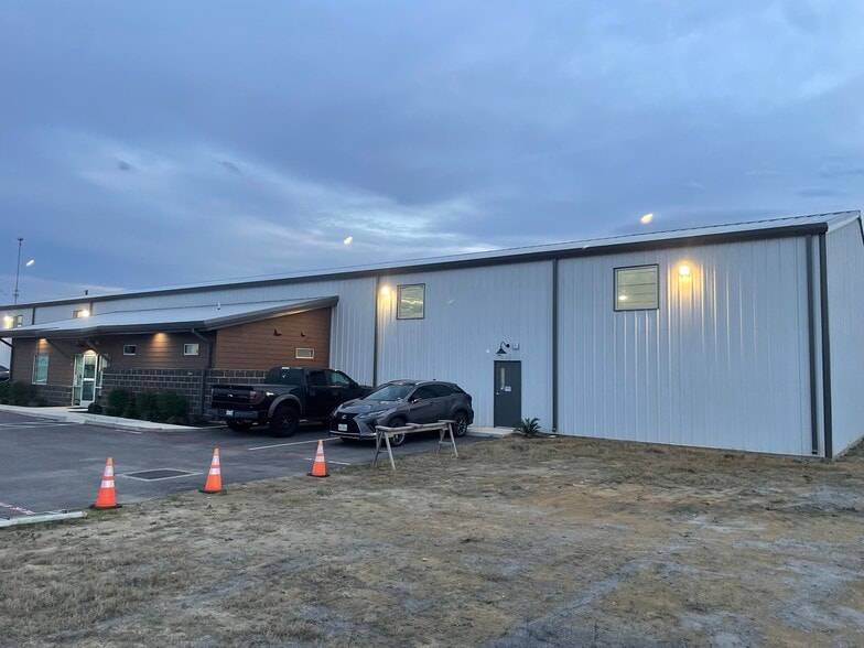 More Photos Of 18952 Freeport Dr, Montgomery Showroom For Sale