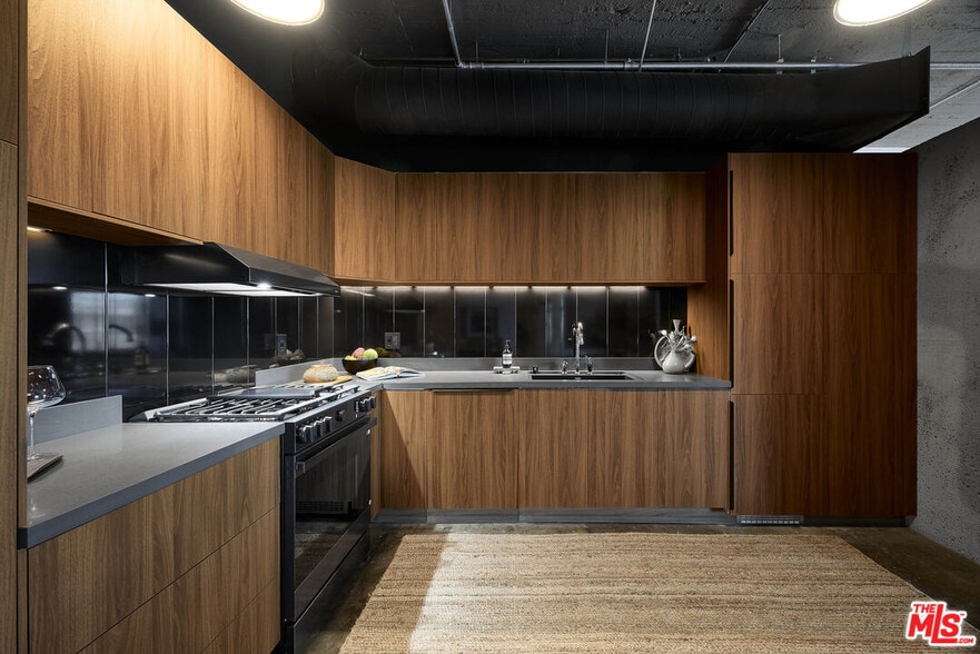 More Photos Of 1855 Industrial St, Los Angeles Apartments For Sale