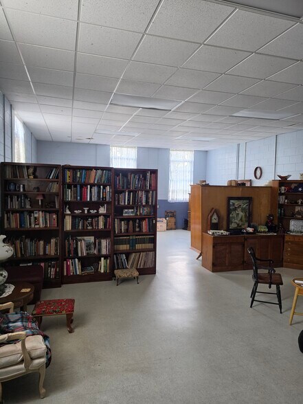 More Photos Of 907 N Pierce St, Alma Industrial For Sale