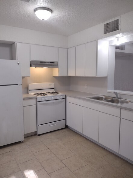 More Photos Of 2300 S 8th St, Lamesa Apartments For Sale