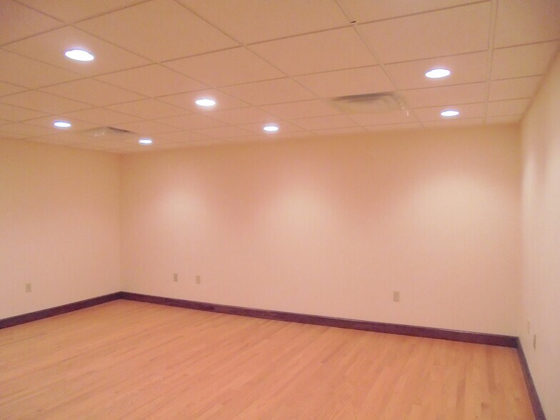 More Photos Of 256 Main St, East Windsor Research And Development For Lease