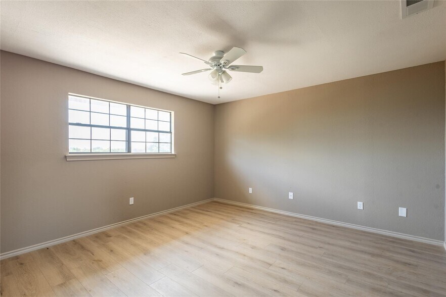 More Photos Of 1804 SW Barnard St, Glen Rose Apartments For Sale