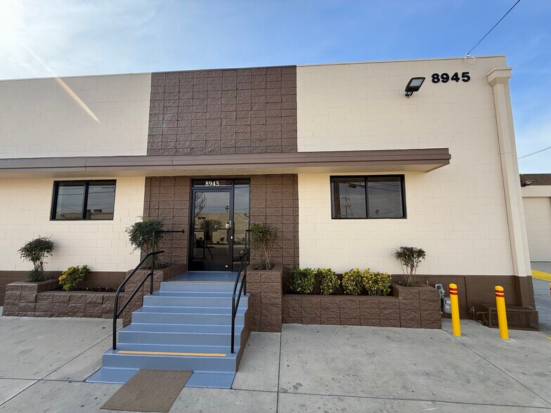 Primary Photo Of 8945 Quartz Ave, Northridge Warehouse For Lease