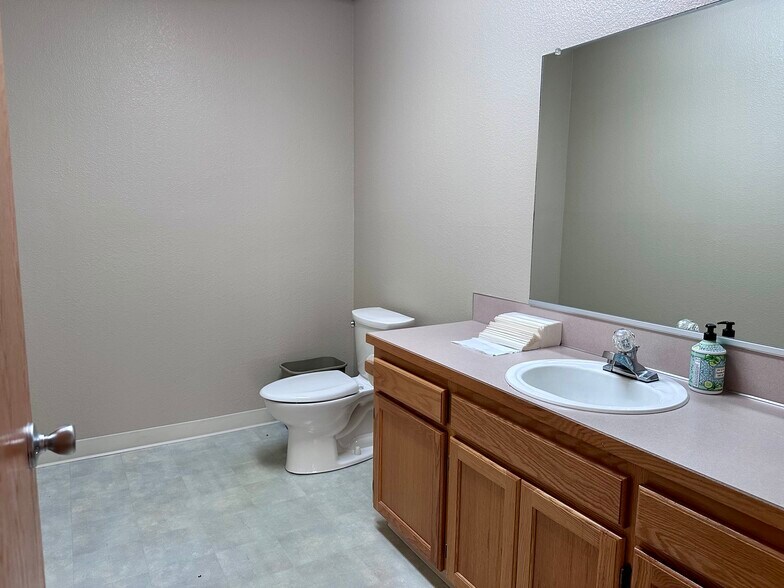 More Photos Of 255 SW 1st Ave, Canby Loft Creative Space For Sale