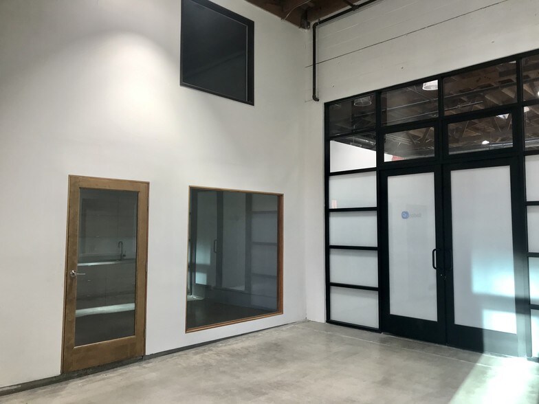Primary Photo Of 8928 Ellis Ave, Culver City Showroom For Lease