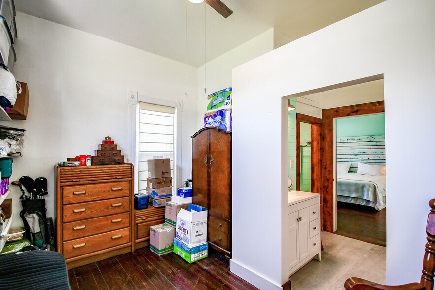 More Photos Of 512 N Travis St, Granbury Hospitality For Sale