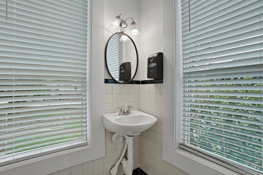 More Photos Of 924 S Main St, Broken Arrow Showroom For Sale