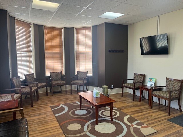 More Photos Of 850 E Franklin St, Kenton Medical For Sale
