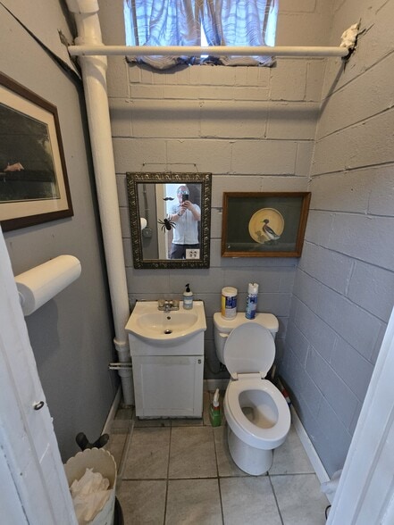 More Photos Of 726 1st Ave W, Hendersonville General Retail For Sale