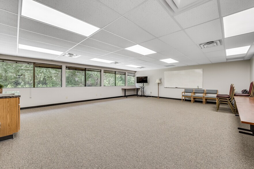 More Photos Of 4205 Lancaster Ln N, Plymouth Office For Lease