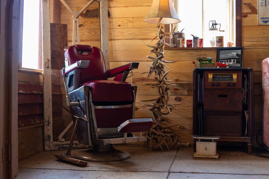 More Photos Of 622 Main st, Blanket Storefront Retail Office For Sale