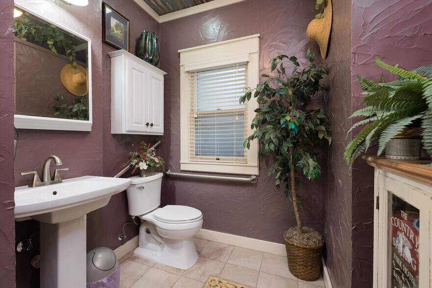 More Photos Of 504 Tivy St, Kerrville Flex For Sale