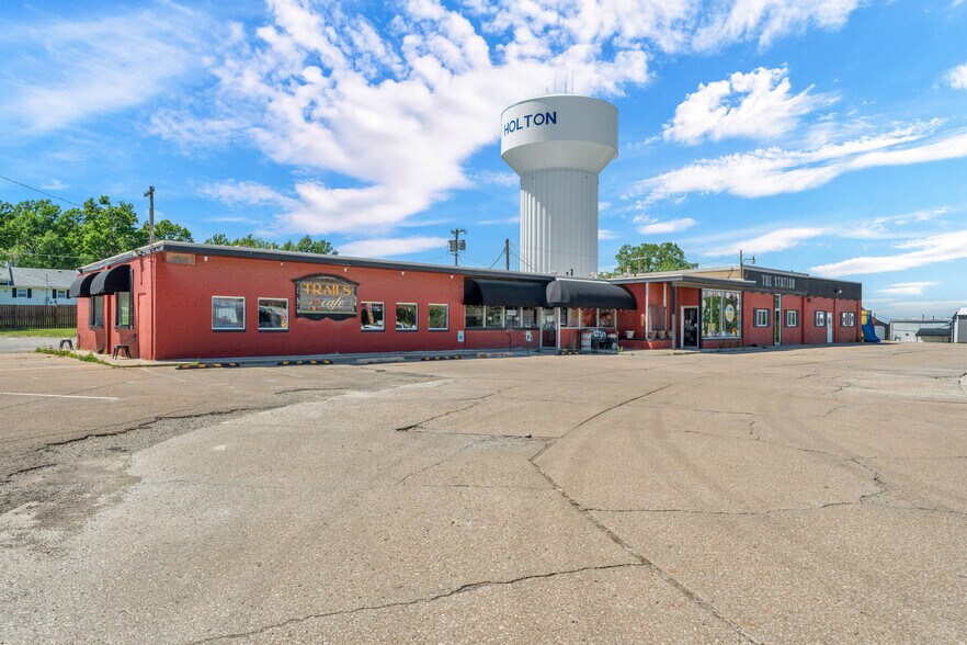 More Photos Of 601 Arizona Ave, Holton General Retail For Sale