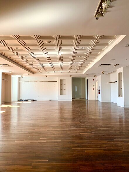 More Photos Of 20 Main St, East Hampton Storefront Retail Office For Lease