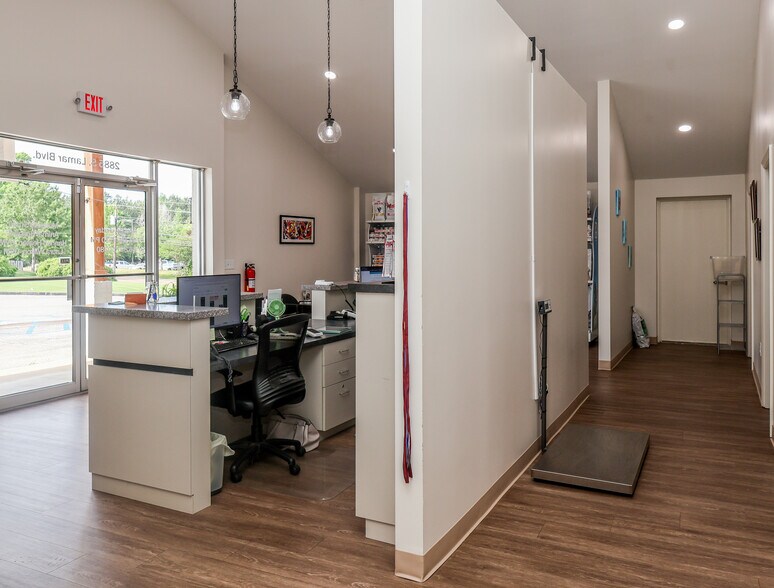 More Photos Of 2889 S Lamar Blvd, Oxford Flex For Sale