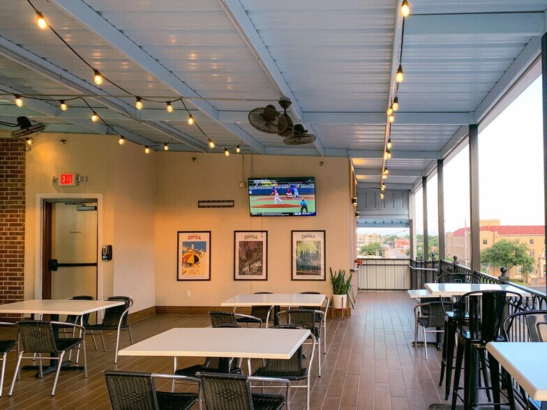 More Photos Of 724 Austin Ave, Waco Restaurant For Lease