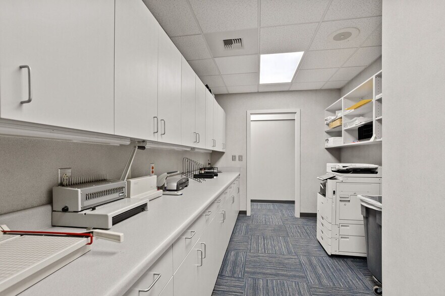 More Photos Of 127 Tanner Rd, Greenville Flex For Lease