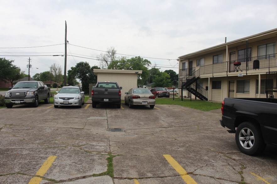 More Photos Of 7820 Calhoun Rd, Houston Apartments For Sale