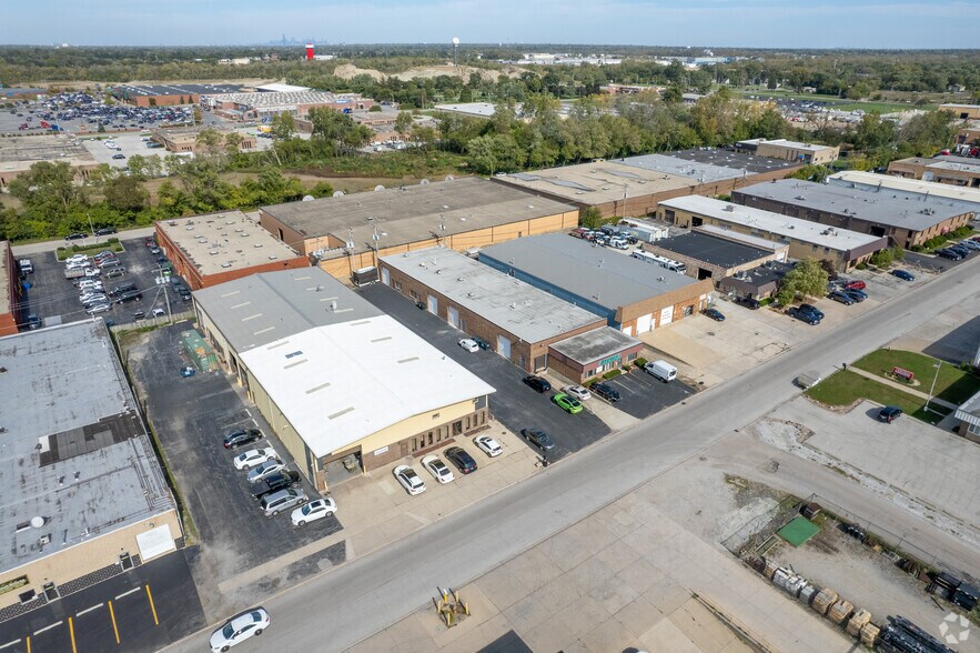 More Photos Of 4700 W 137th St, Crestwood Warehouse For Lease