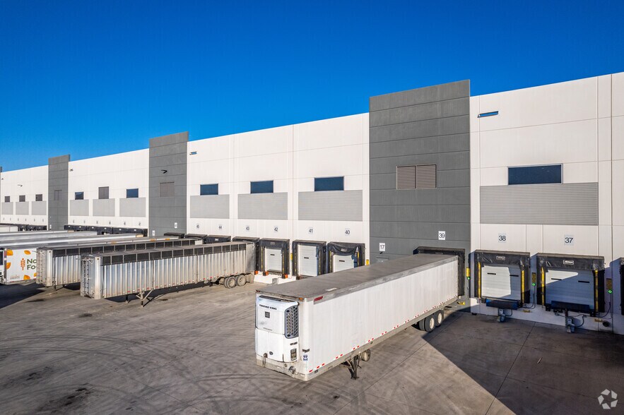 More Photos Of 2700 Market St, Irving Distribution For Lease