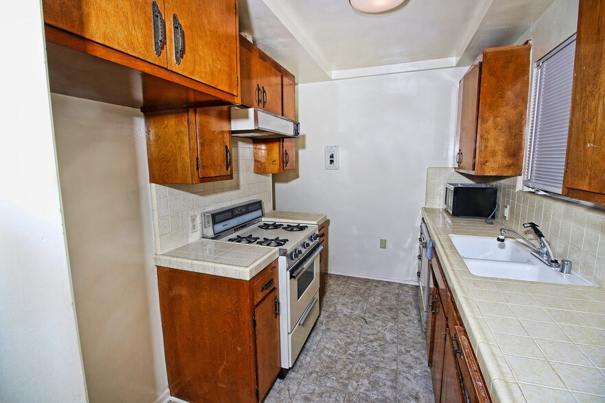 More Photos Of 140 N Pass Ave, Burbank Apartments For Sale