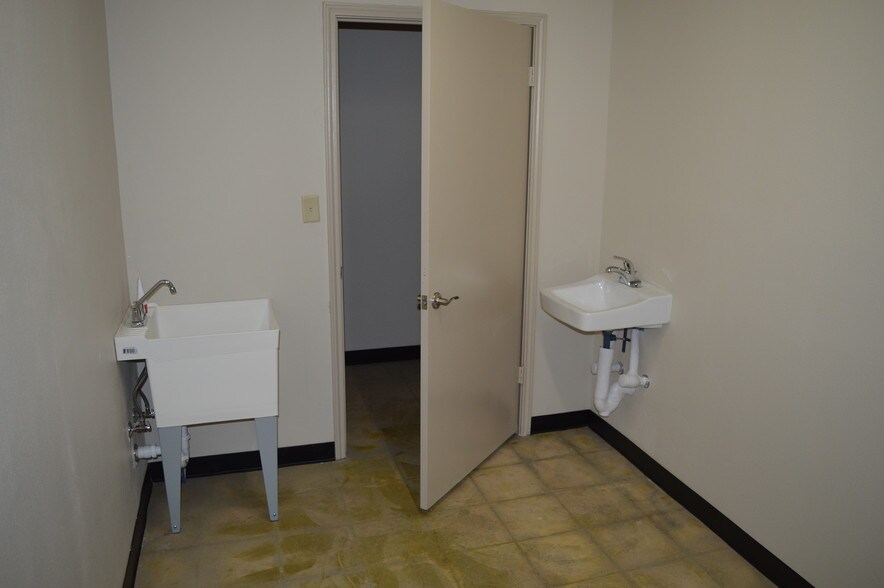 More Photos Of 242 Trade Center Dr, New Braunfels Warehouse For Lease