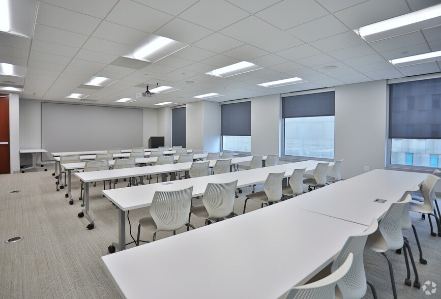 More Photos Of 121 W Trade St, Charlotte Office For Lease