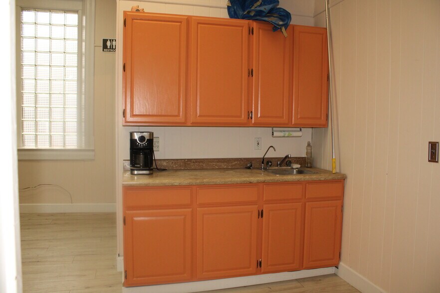 More Photos Of 927 Main St, Evanston General Retail For Lease