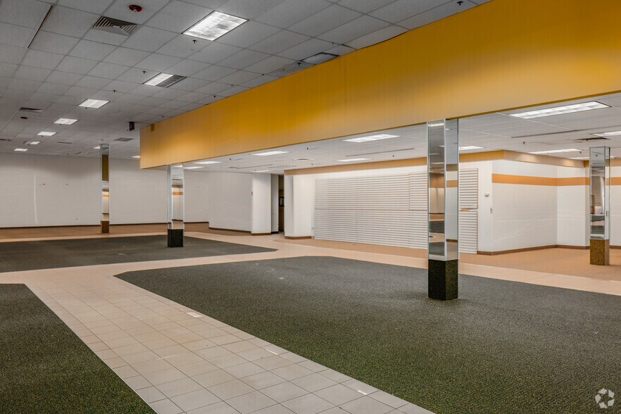 More Photos Of 3391 State Route 27, Franklin Park Storefront For Lease