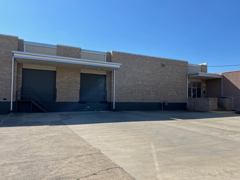 More Photos Of 2624 Andjon Dr, Dallas Manufacturing For Lease
