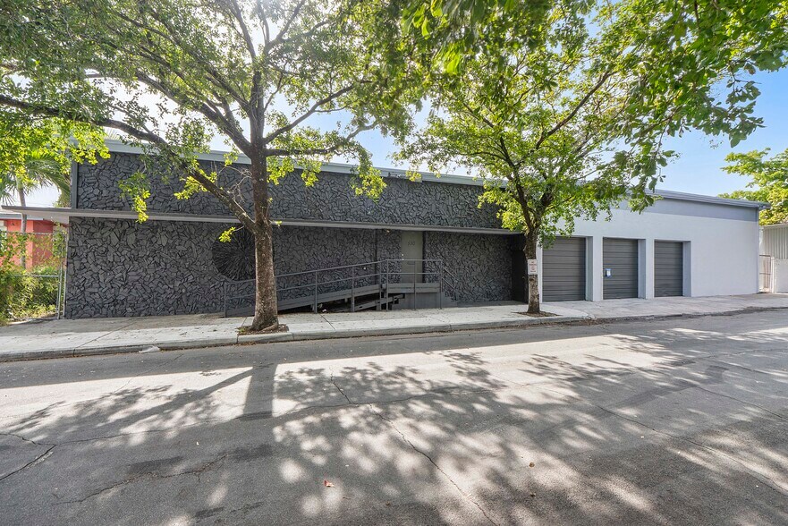 More Photos Of 530 17th St, West Palm Beach Light Distribution For Lease