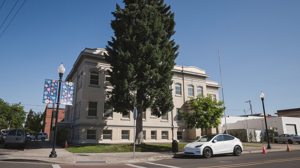 More Photos Of 550 N 1st St, Woodburn Office For Sale