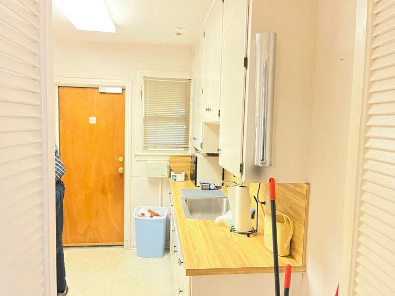 More Photos Of 2601 University Blvd W, Jacksonville Medical For Sale