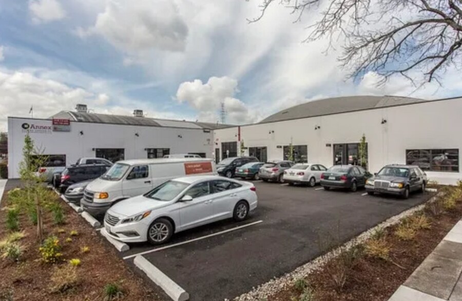 More Photos Of 2117 NE Oregon St, Portland Showroom For Lease