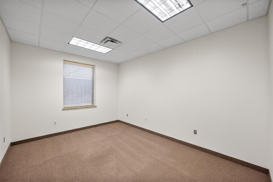 More Photos Of 820 Central Dr, Colleyville Office For Sale