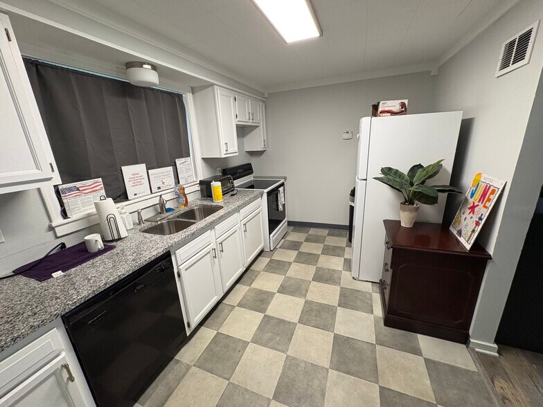 More Photos Of 7002 S East St, Indianapolis Office For Lease