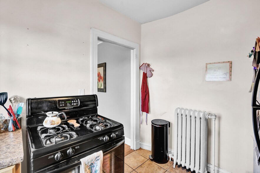 More Photos Of 28 Whitney St, Hartford Apartments For Sale