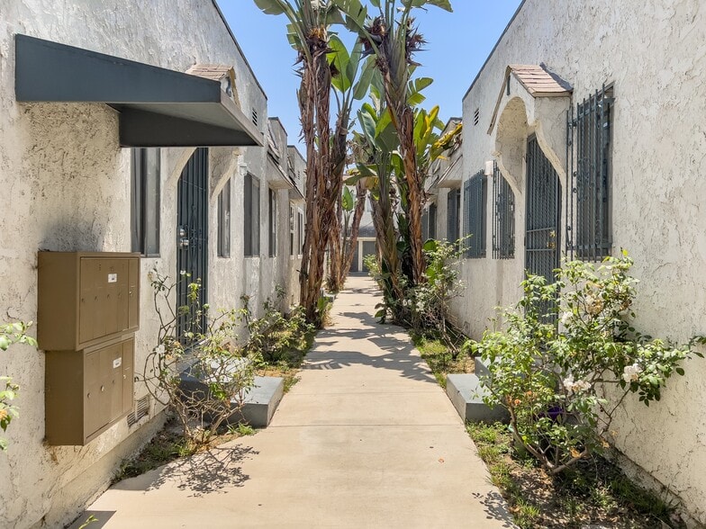 More Photos Of 526-534 W 47th St, Los Angeles Apartments For Sale