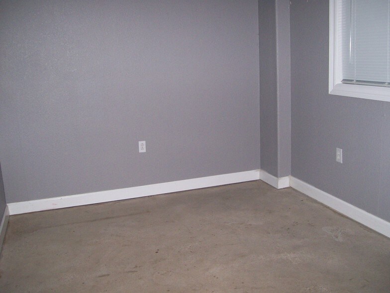 More Photos Of 130 Grand Ave, Bacliff Warehouse For Sale