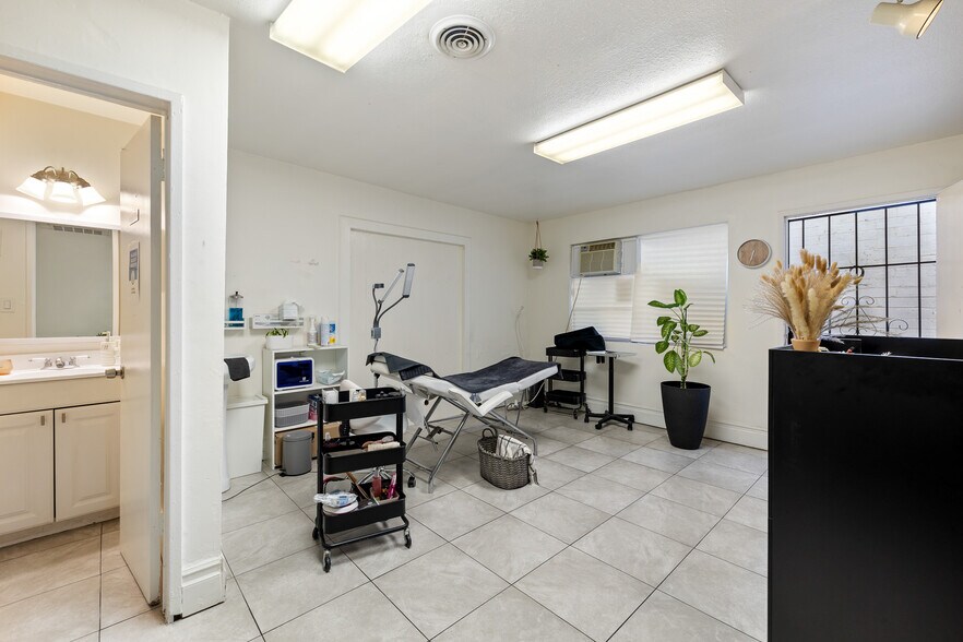 More Photos Of 4100-4102 W Magnolia Blvd, Burbank Storefront For Sale