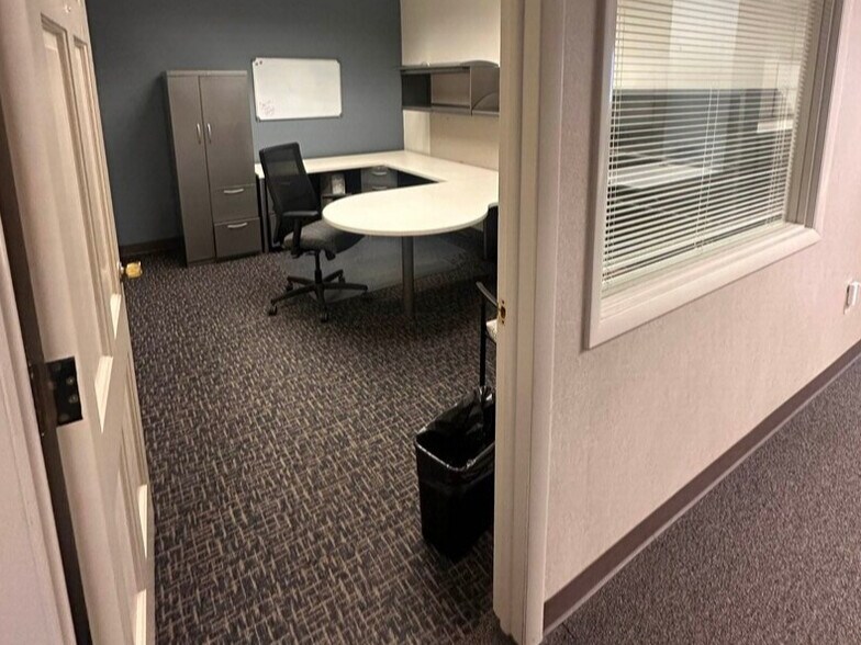 More Photos Of 1730 N Limestone St, Springfield Loft Creative Space For Lease